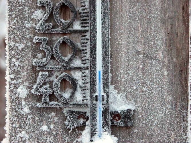 При отрицательных температурах, в отличие от металла, на стенках корпуса из реактопласта, не появляется трещин,  температура эксплуатации до минус 50 ˚С.